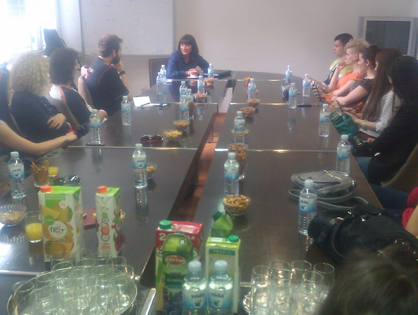 У УНС-у нишки студенти су разговарали о спољнополитичком новинарству са председницом Љиљаном Смајловић. 
УНС, 31. мај 2012. 
